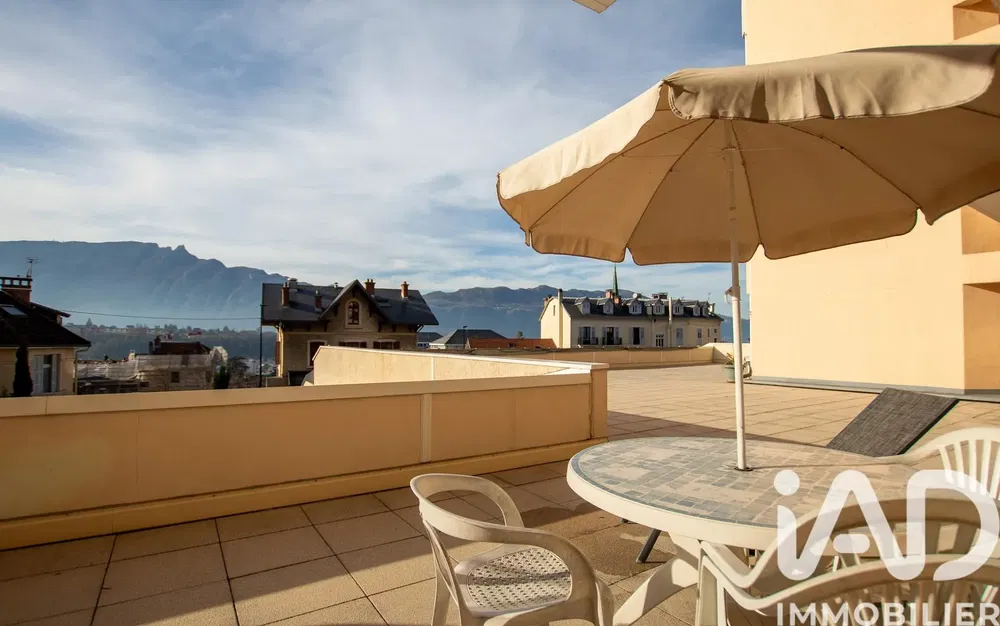 Dnevna soba; drveni pod, prirodno svjetlo, moderni stil, visoki plafoni