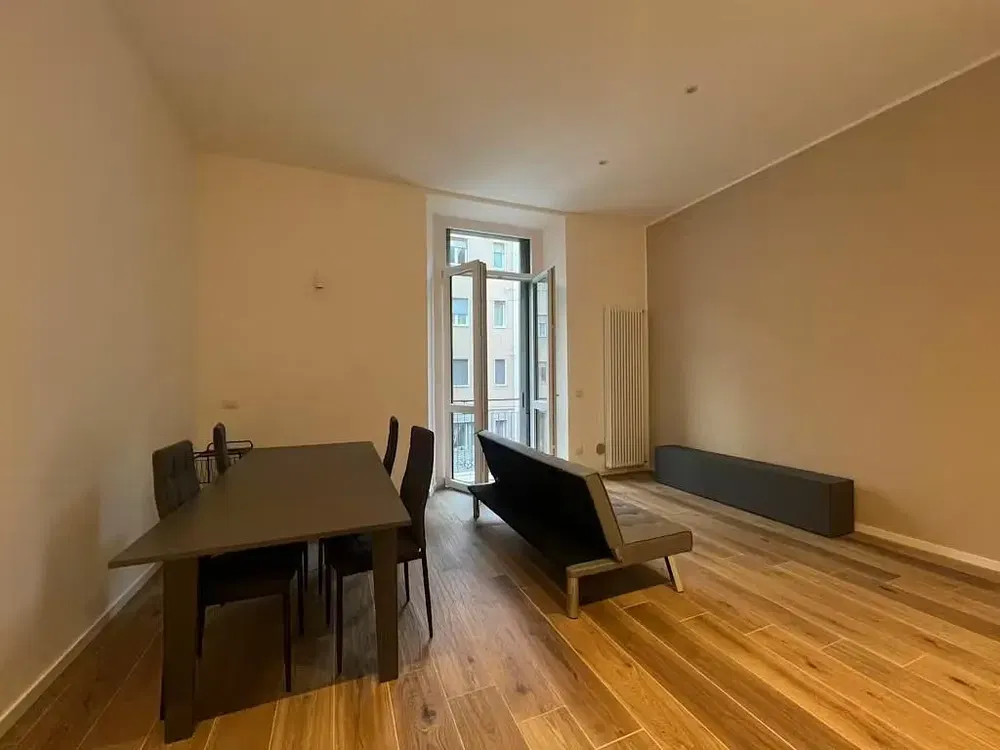 Wohnzimmer; holzboden, tageslicht, moderner stil, hohe decken