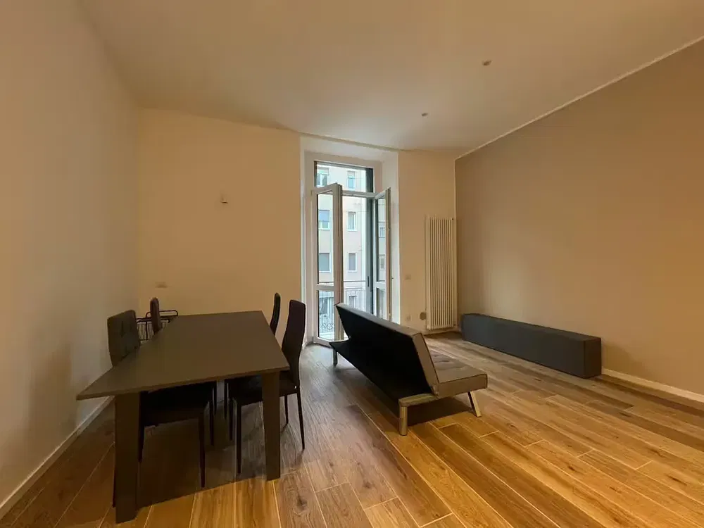 Soggiorno; pavimento in legno, luce naturale, stile moderno, soffitti alti