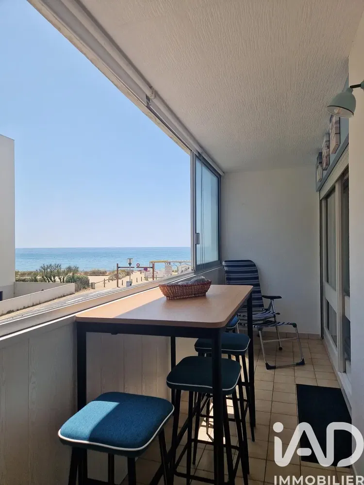 غرفة معيشة; أرضية خشبية, ضوء طبيعي, أسلوب عصري, أسقف عالية