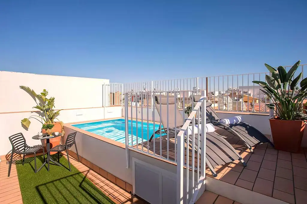 Salón; suelo de madera, luz natural, estilo moderno, techos altos