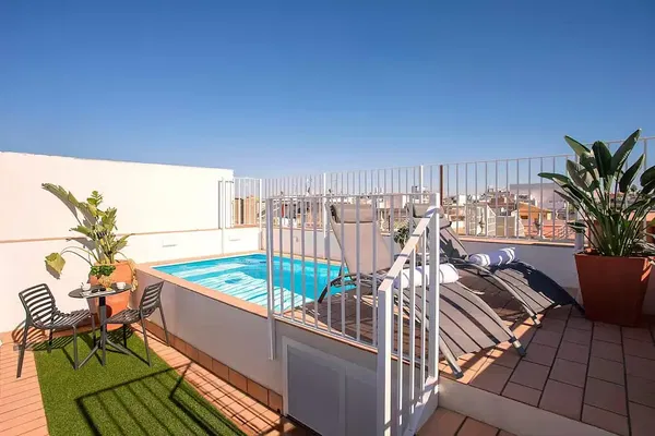 Wohnzimmer; holzboden, tageslicht, moderner stil, hohe decken