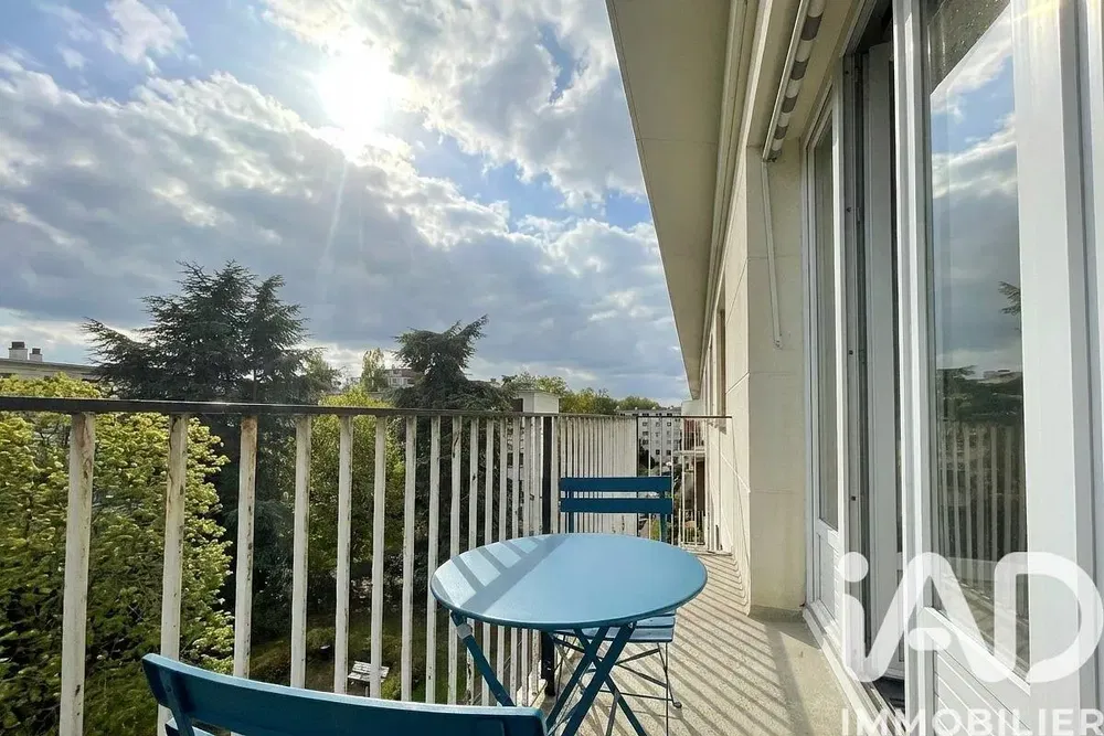 Хол; дървен под, естествена светлина, модерен стил, високи тавани