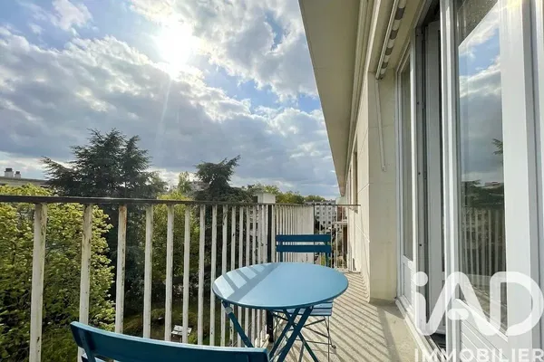 Salon; podłoga drewniana, światło dzienne, styl nowoczesny, wysokie sufity