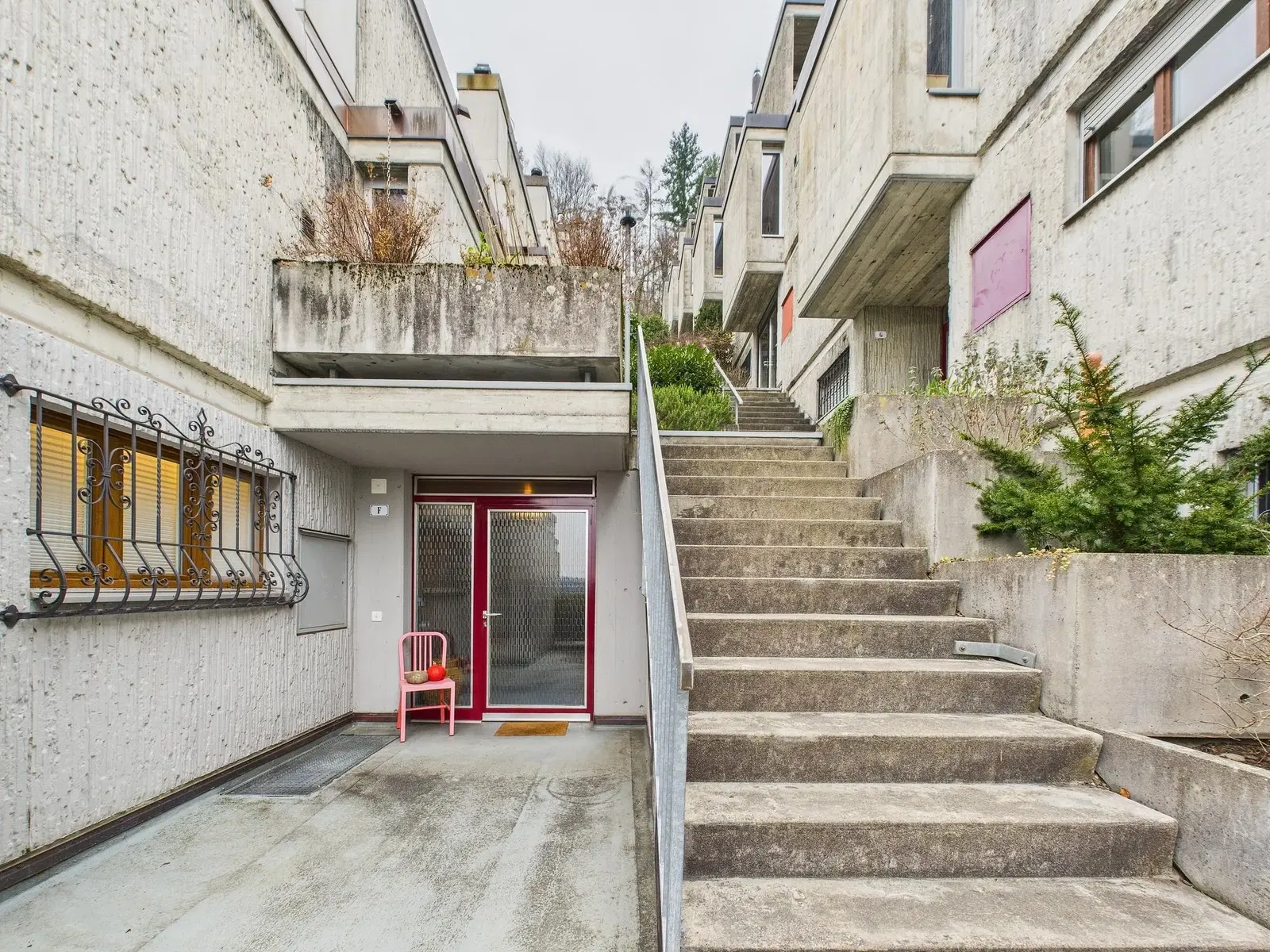 Хол; дървен под, естествена светлина, модерен стил, високи тавани