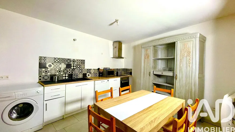 Keuken; keukenapparatuur, houten vloer, natuurlijk licht, moderne stijl