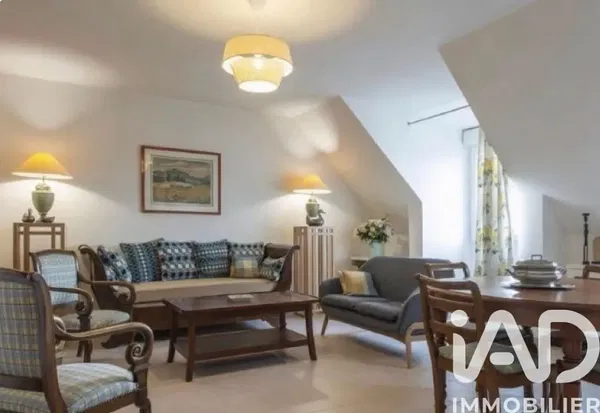 Дневна соба; дрвени под, природно светло, модерни стил, високи плафони