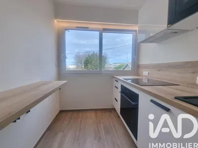 Living room; wood floor, natural light, modern style, high ceiling
