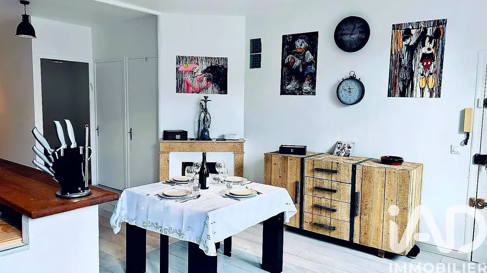 Woonkamer; houten vloer, natuurlijk licht, moderne stijl, hoge plafonds