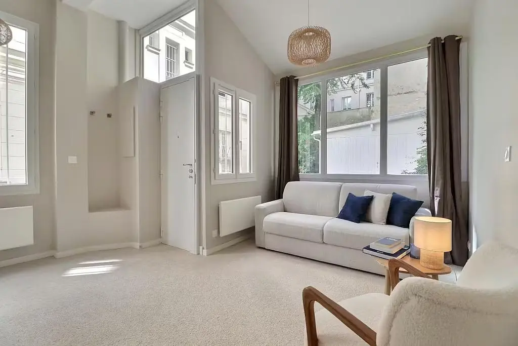 Woonkamer; houten vloer, natuurlijk licht, moderne stijl, hoge plafonds