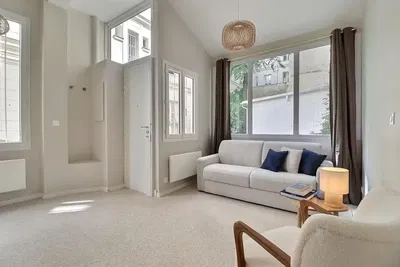 Salon; podłoga drewniana, światło dzienne, styl nowoczesny, wysokie sufity