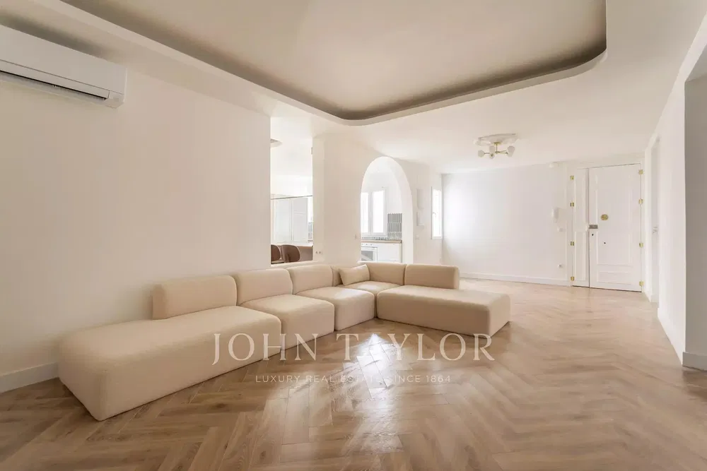 Living room; wood floor, natural light, modern style, high ceiling