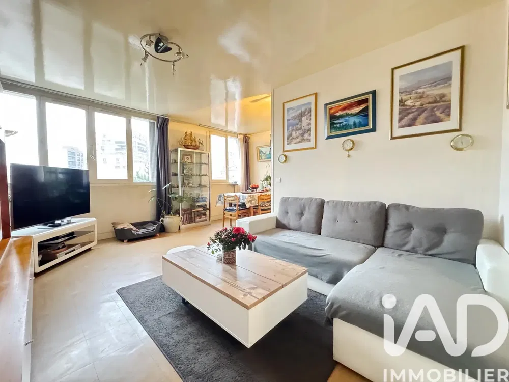 Soggiorno; pavimento in legno, luce naturale, stile moderno, soffitti alti