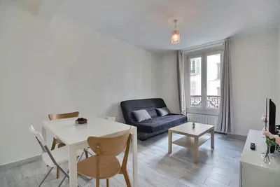 Soggiorno; pavimento in legno, luce naturale, stile moderno, soffitti alti