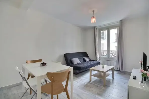 Soggiorno; pavimento in legno, luce naturale, stile moderno, soffitti alti