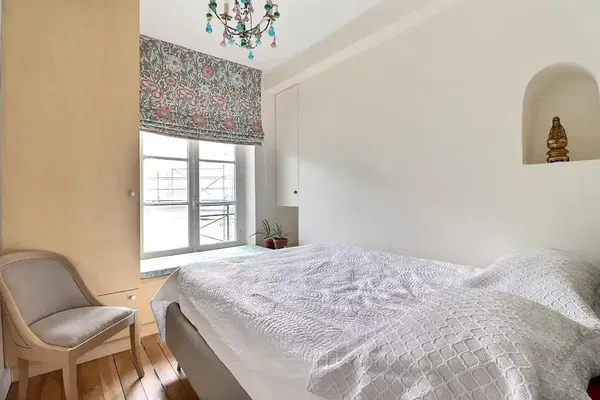 Salon; parquet, lumière naturelle, style moderne, hauteur sous plafond