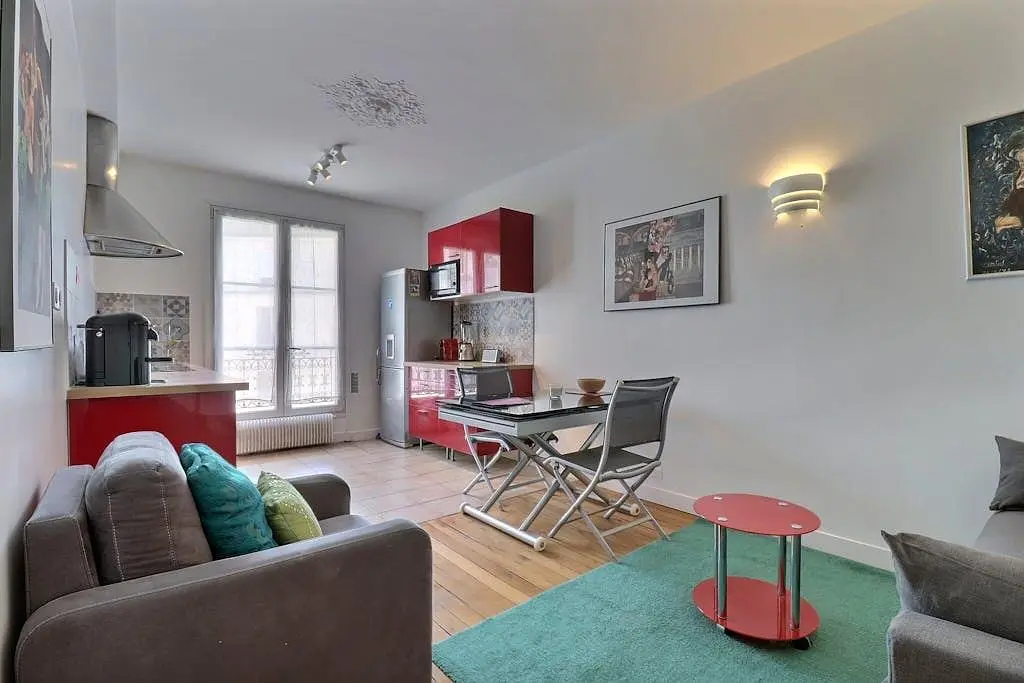 Wohnzimmer; holzboden, tageslicht, moderner stil, hohe decken