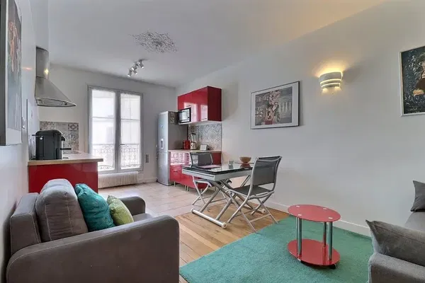 Wohnzimmer; holzboden, tageslicht, moderner stil, hohe decken