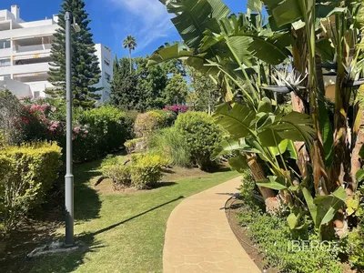 Σαλόνι; ξύλινο πάτωμα, φυσικό φως, μοντέρνο στυλ, ψηλά ταβάνια