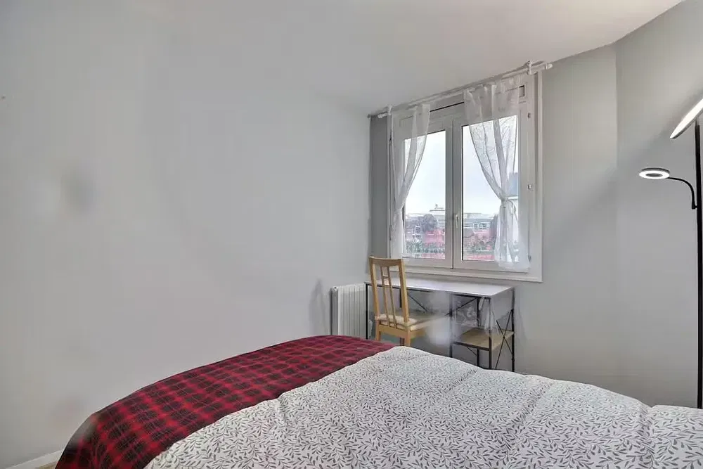 Kuchnia; sprzęt kuchenny, podłoga drewniana, światło dzienne, styl nowoczesny, wyremontowany