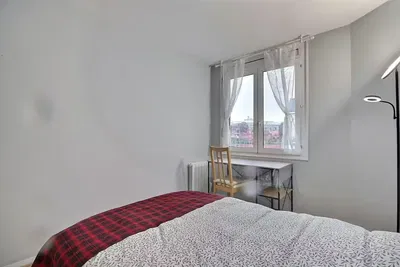 Kuchnia; sprzęt kuchenny, podłoga drewniana, światło dzienne, styl nowoczesny, wyremontowany