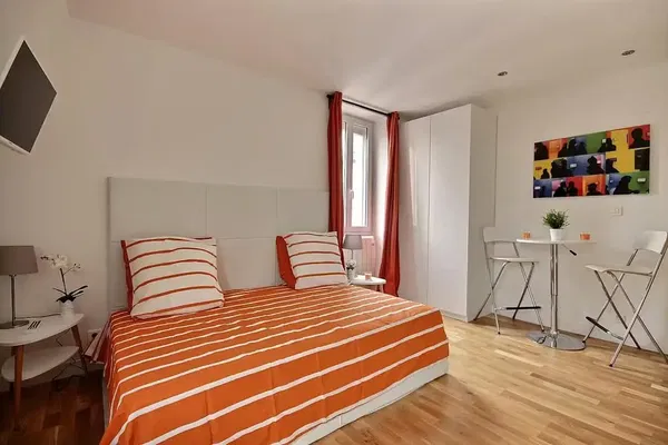 Soggiorno; pavimento in legno, luce naturale, stile moderno, soffitti alti