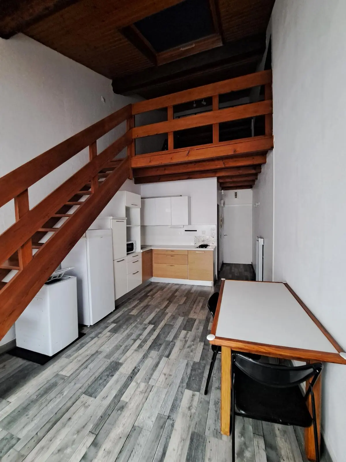 Woonkamer; houten vloer, natuurlijk licht, moderne stijl, hoge plafonds