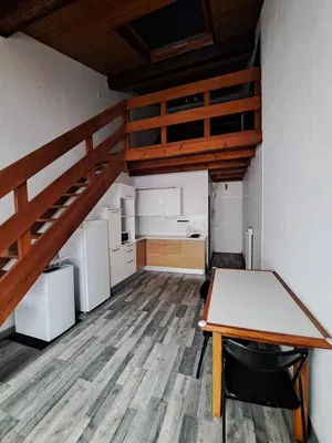 Obývačka; drevená podlaha, prirodzené svetlo, moderný štýl, vysoké stropy