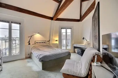 Keuken; keukenapparatuur, houten vloer, natuurlijk licht, moderne stijl, gerenoveerd