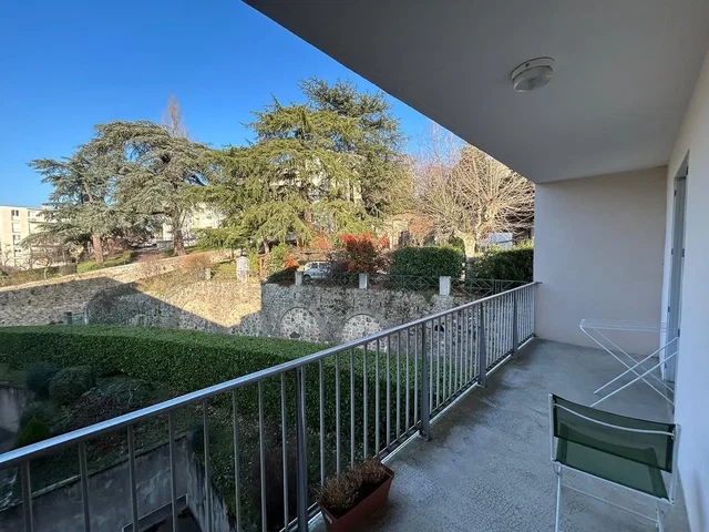 Cucina; elettrodomestici, pavimento in legno, luce naturale, stile moderno, ristrutturato