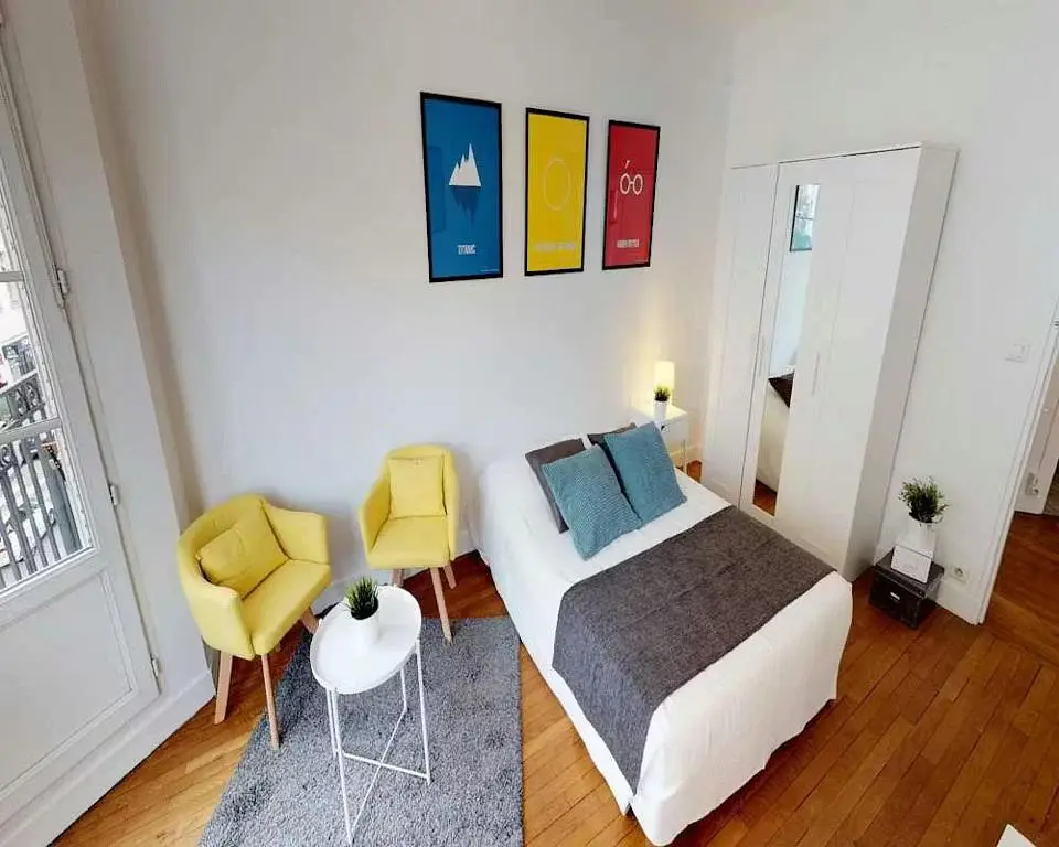 Salon; podłoga drewniana, światło dzienne, styl nowoczesny, wysokie sufity