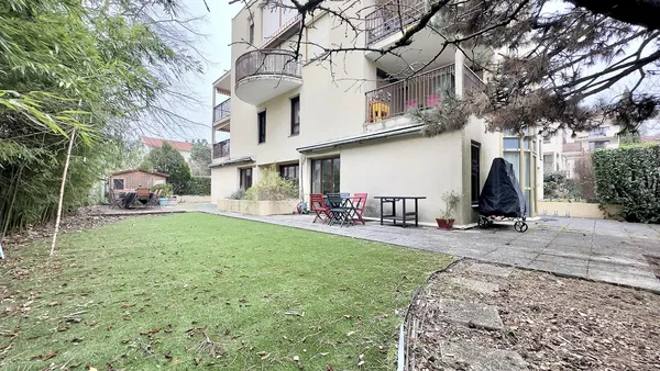 Хол; дървен под, естествена светлина, модерен стил, високи тавани