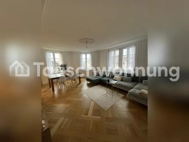 Salón; suelo de madera, luz natural, estilo moderno, techos altos