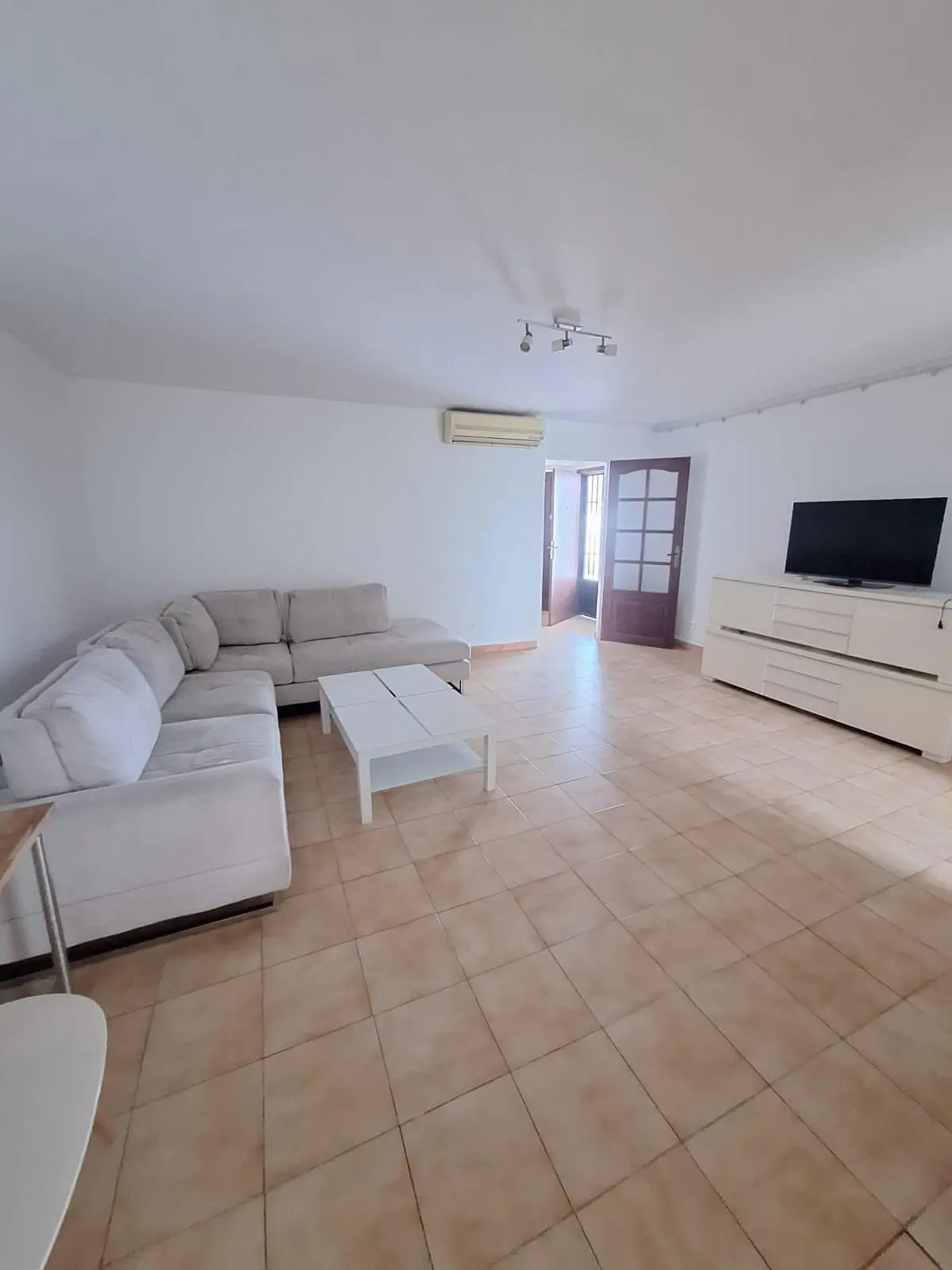 Sala de estar; chão de madeira, luz natural, estilo moderno, teto alto