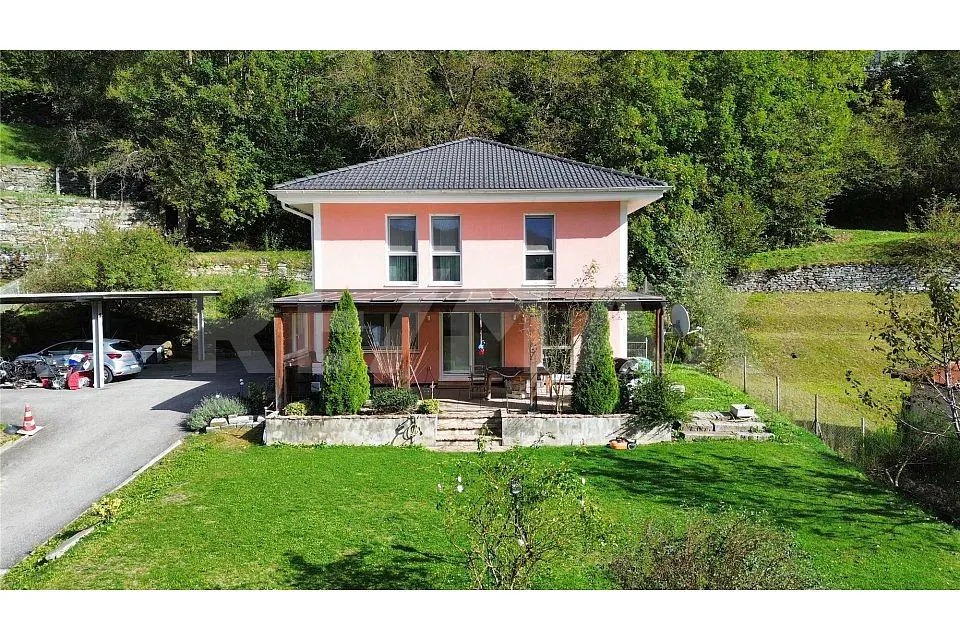 Soggiorno; pavimento in legno, luce naturale, stile moderno, soffitti alti