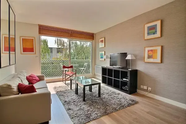 Salon; parquet, lumière naturelle, style moderne, hauteur sous plafond