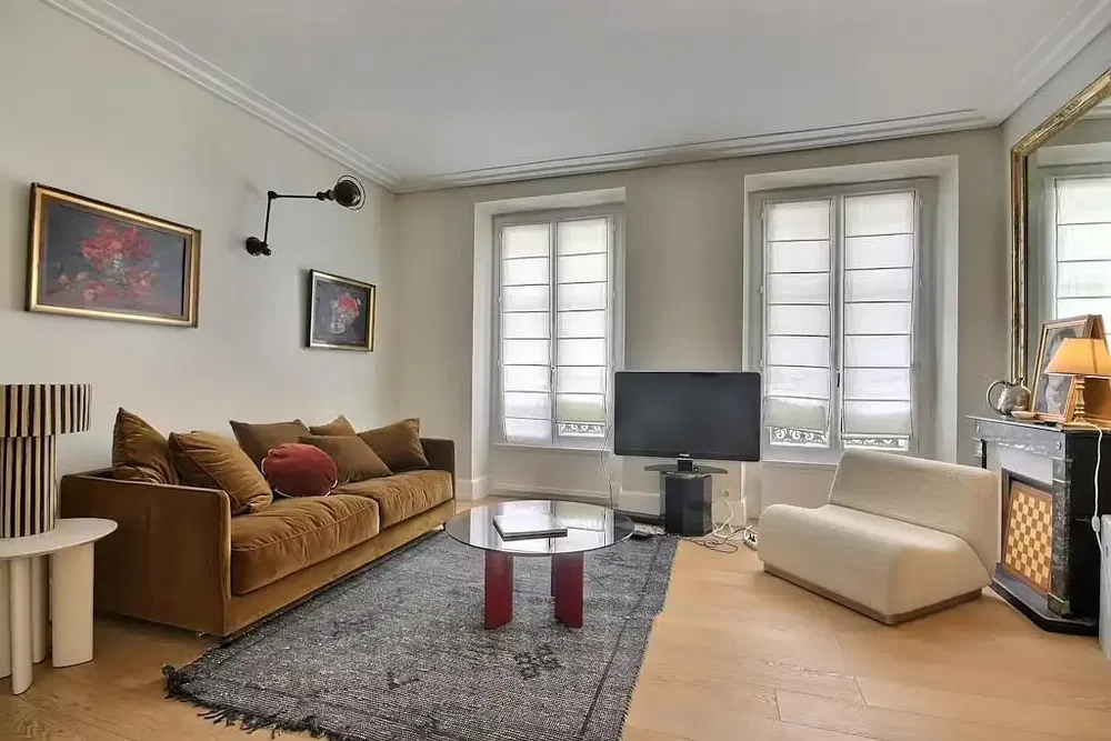 Salon; parquet, lumière naturelle, style moderne, hauteur sous plafond