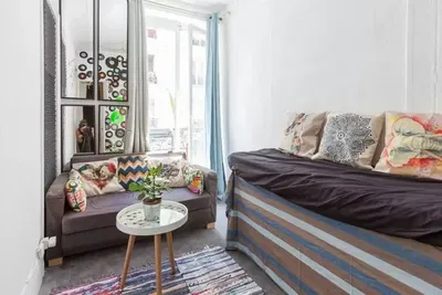 Living room; wood floor, natural light, modern style, high ceiling