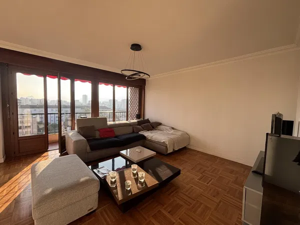 Кухня; кухненски уреди, дървен под, естествена светлина, модерен стил, ремонтиран