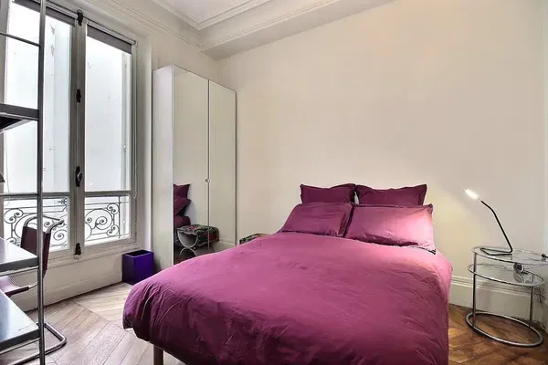 Salon; podłoga drewniana, światło dzienne, styl nowoczesny, wysokie sufity