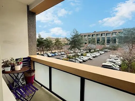 Σαλόνι; ξύλινο πάτωμα, φυσικό φως, μοντέρνο στυλ, ψηλά ταβάνια