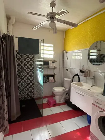 Oturma odası; ahşap zemin, doğal ışık, modern stil, yüksek tavan