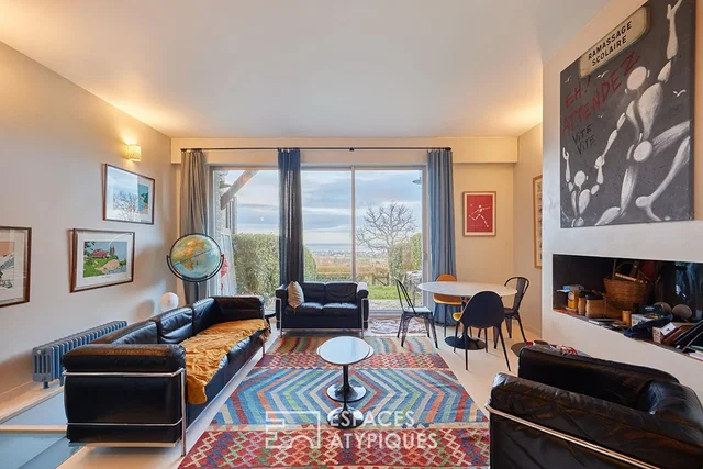 Living room; wood floor, natural light, modern style, high ceiling