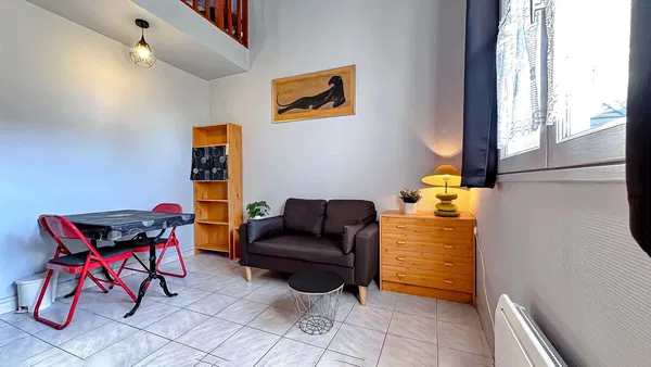 Salón; suelo de madera, luz natural, estilo moderno, techos altos