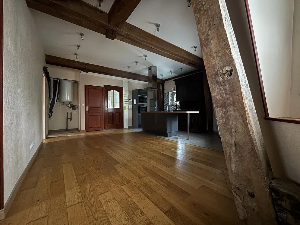 Кухиња; кухињски апарати, дрвени под, природно светло, модерни стил, реновиран