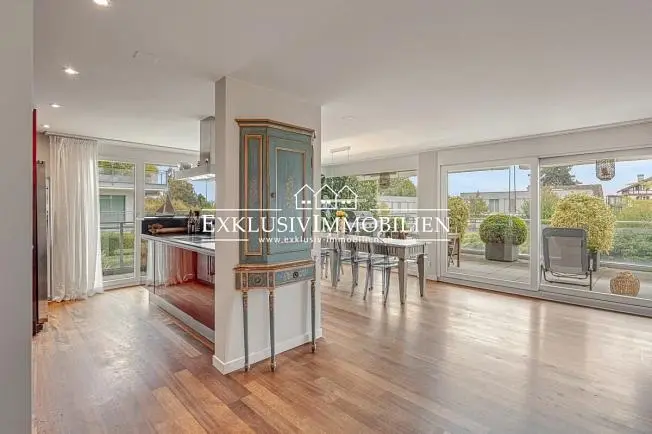 Woonkamer; houten vloer, natuurlijk licht, moderne stijl, hoge plafonds