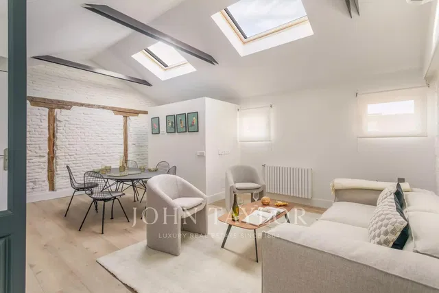 Soggiorno; pavimento in legno, luce naturale, stile moderno, soffitti alti