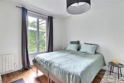 Wohnzimmer; holzboden, tageslicht, moderner stil, hohe decken