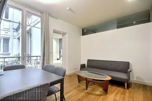 Salon; parquet, lumière naturelle, style moderne, hauteur sous plafond
