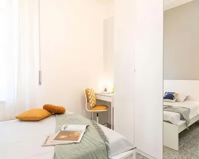 Wohnzimmer; holzboden, tageslicht, moderner stil, hohe decken